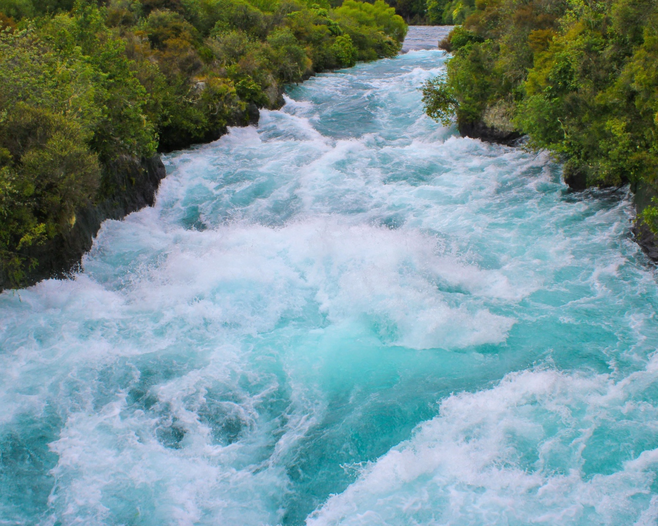 Бурная голубая река в горах