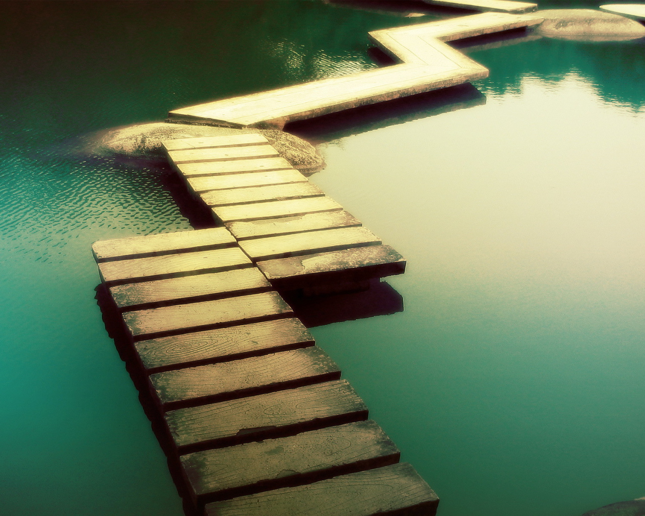 Мост проложен по камням