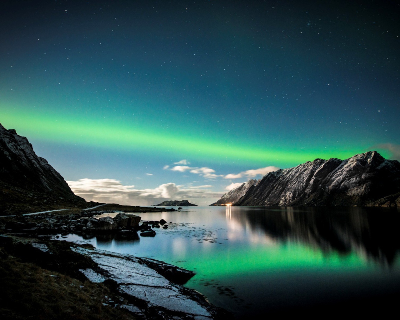 Зеленое северное сияние над озером