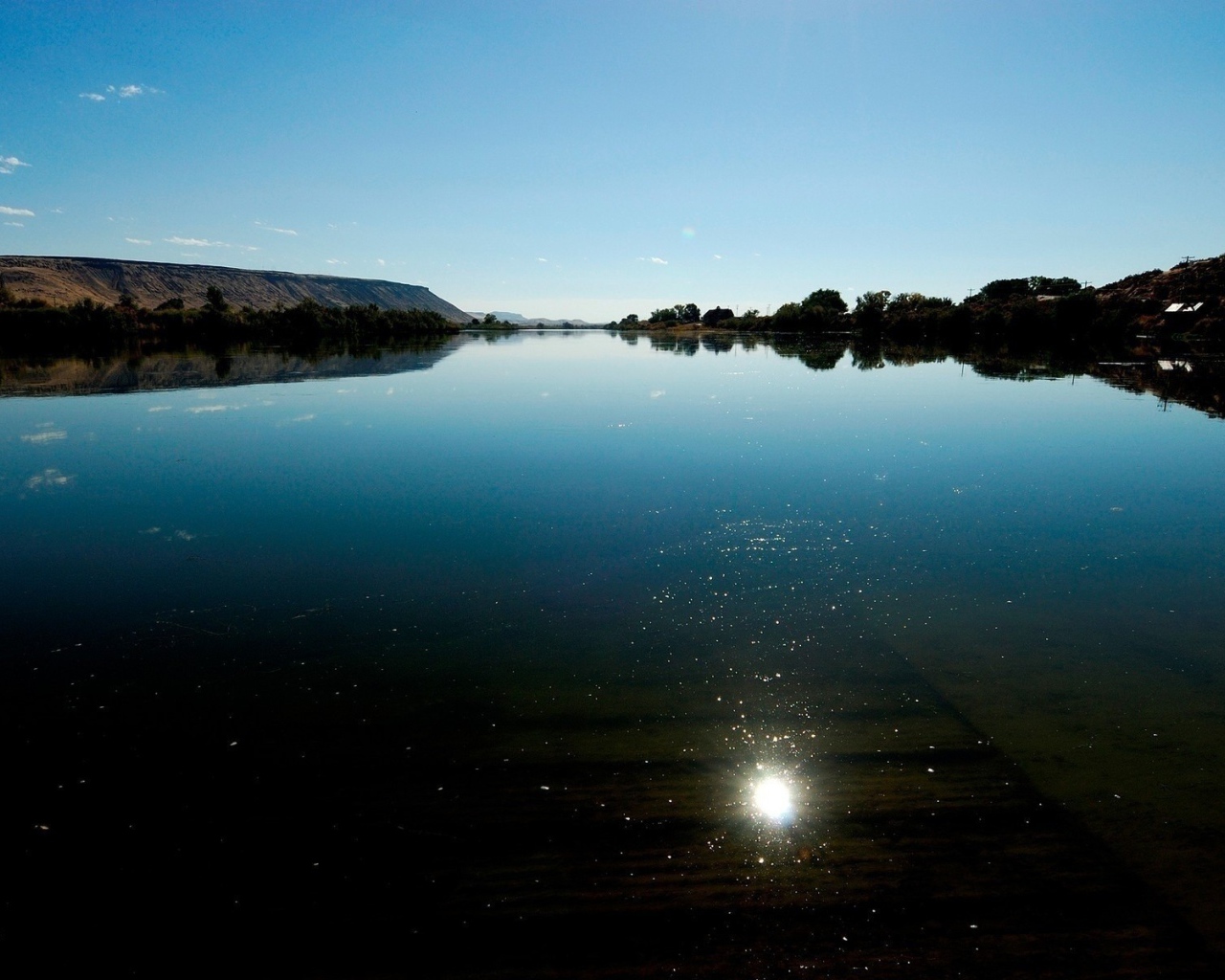 Зеркальная гладь спокойного горного озера