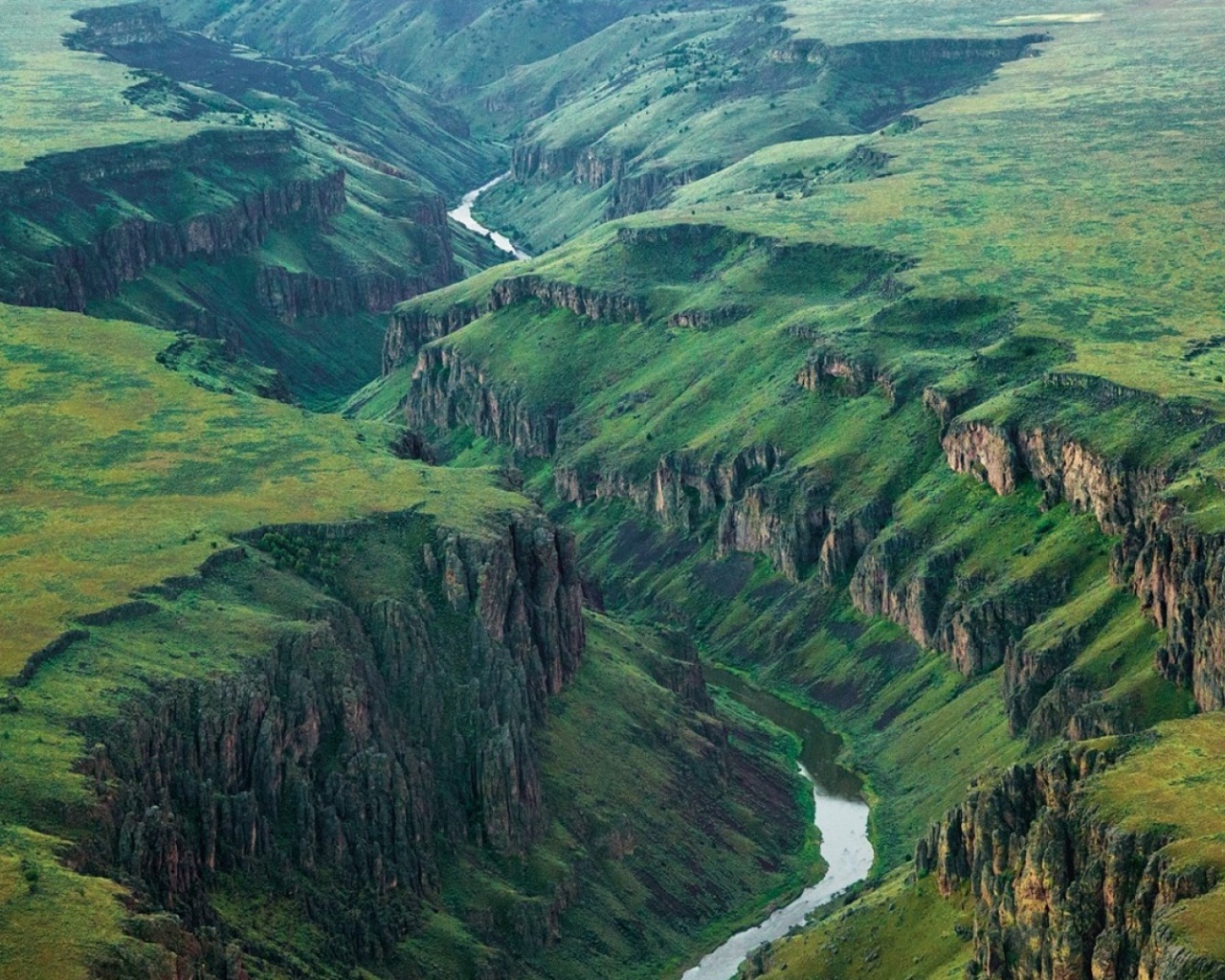 Река на дне разлома на равнине