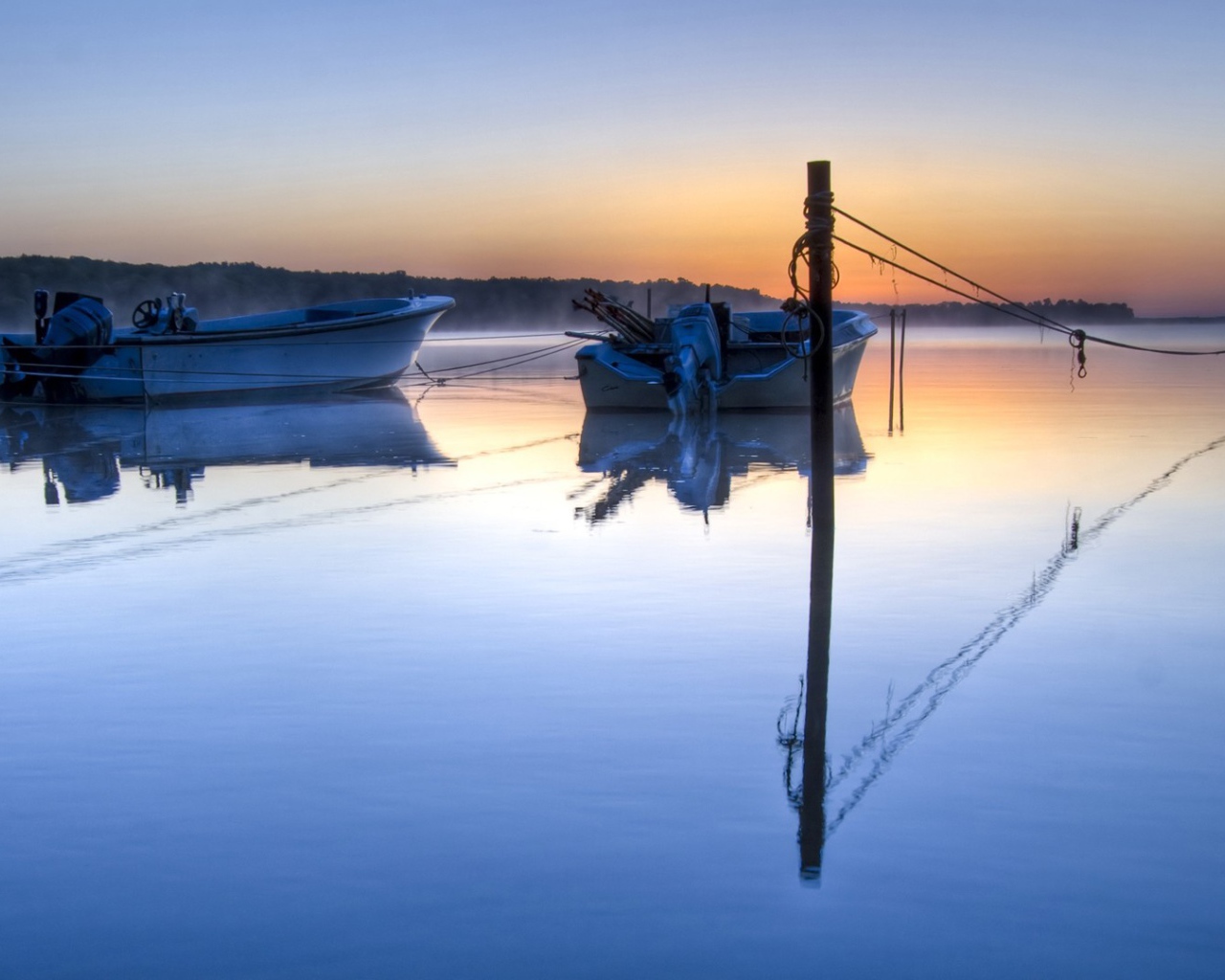 Две моторных лодки на тихой глади озера