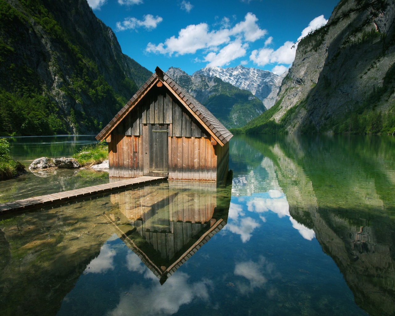 Деревянный домик посреди воды