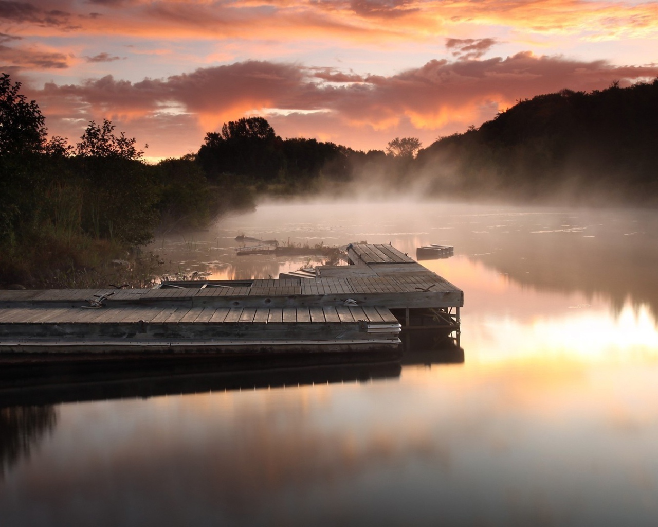 Деревянный причал в тумане