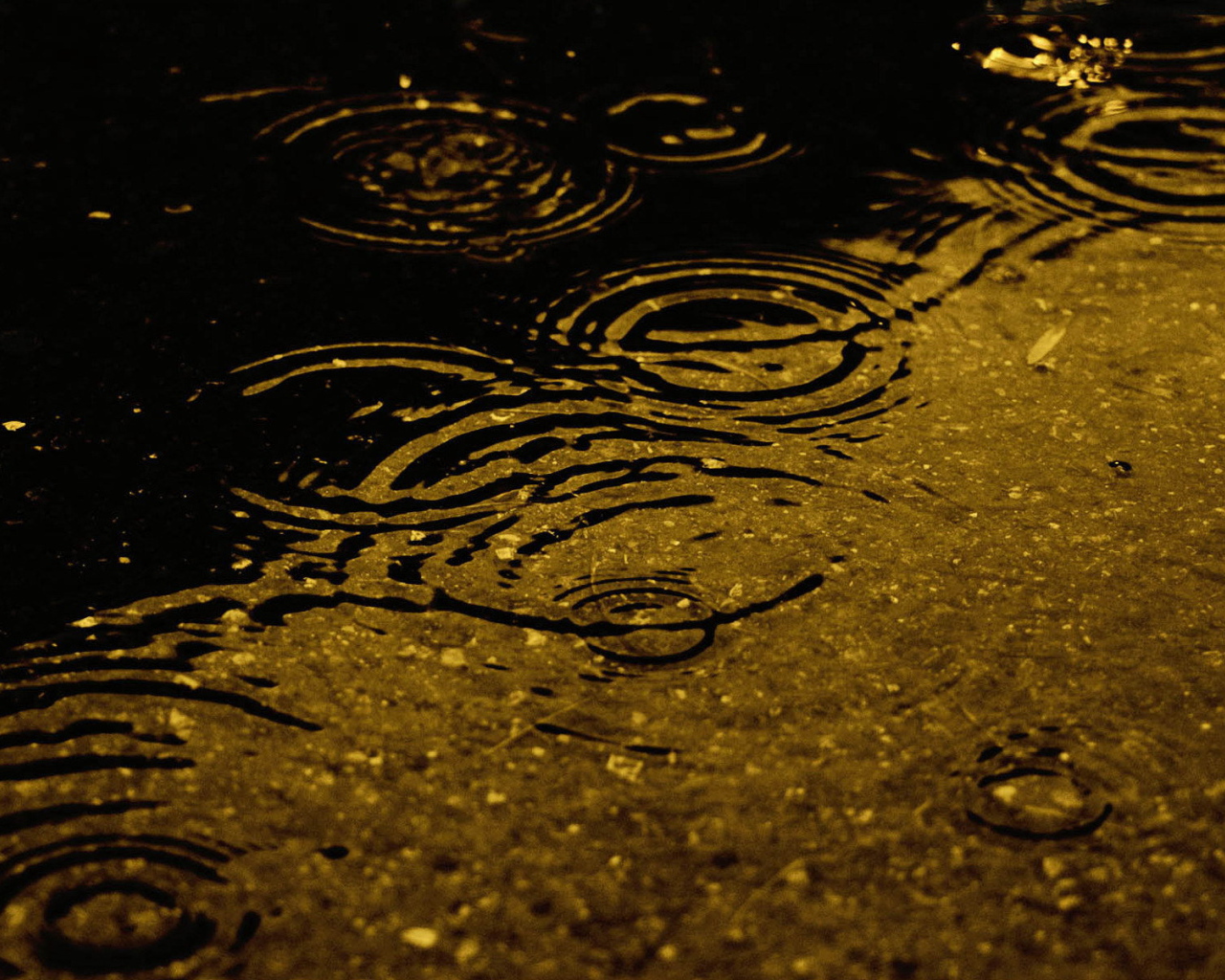 Капли дождя на воде