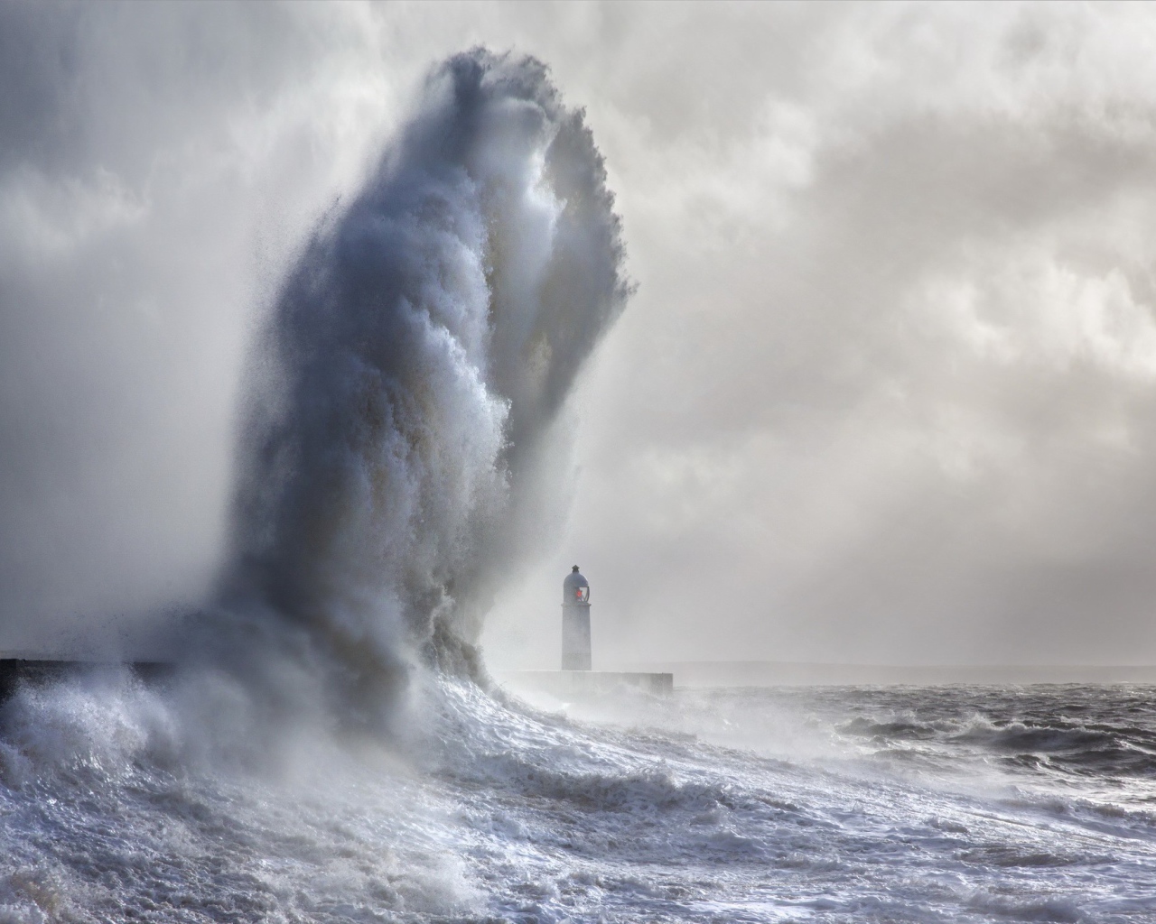 Огромная волна над маяком