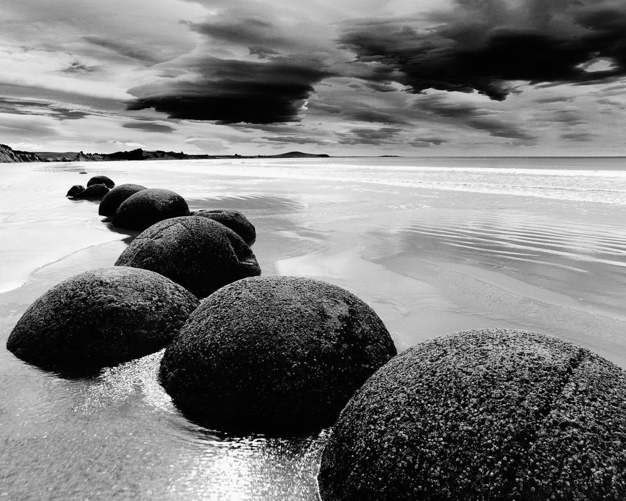 Ряд круглых камней