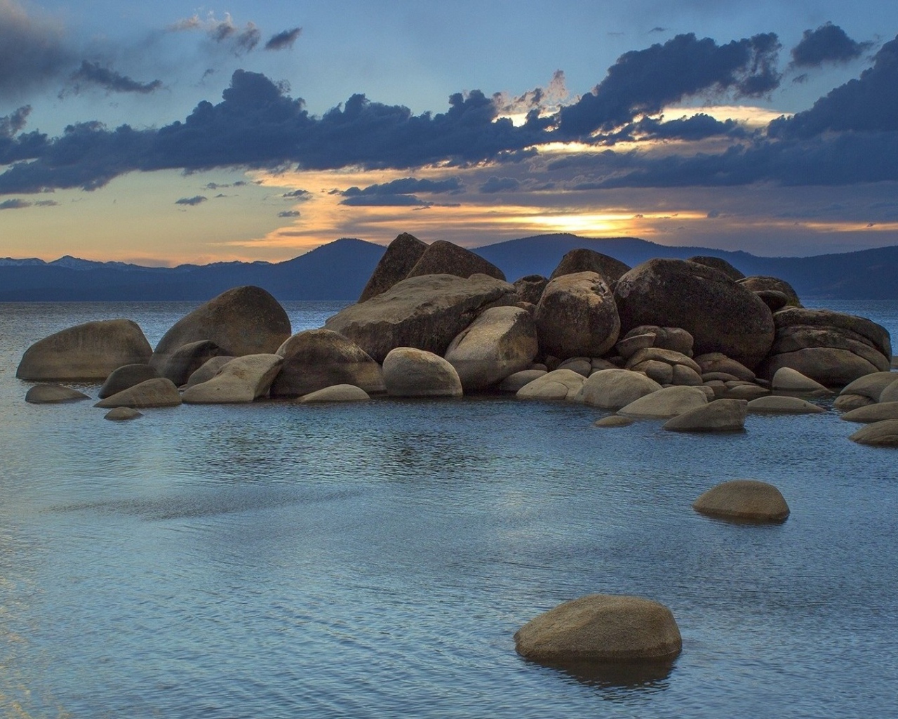 Груда больших камней у берега