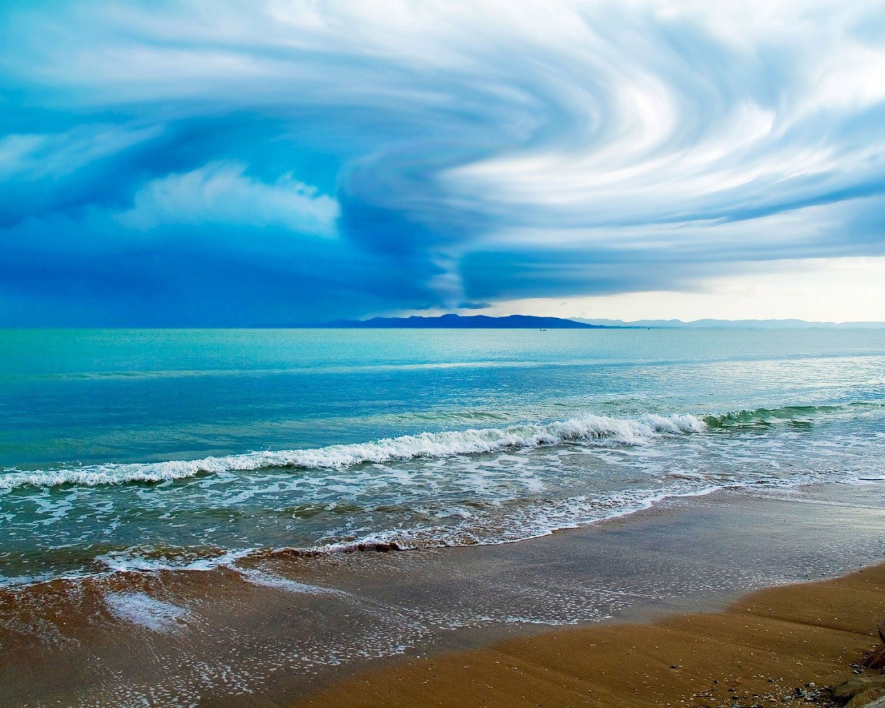 Надвигается тропический шторм