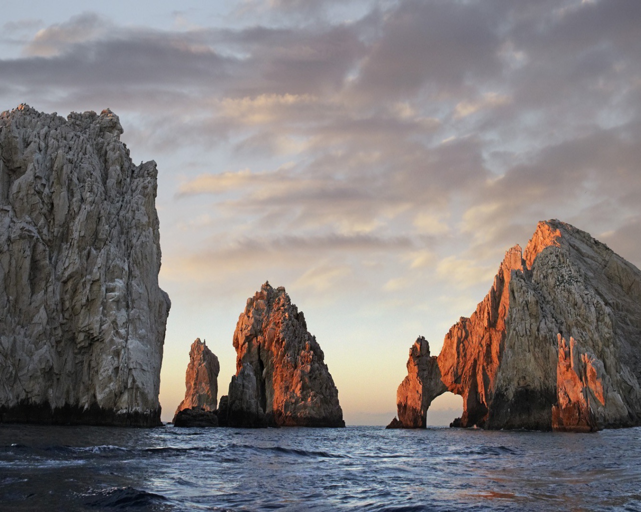 Голые скалы в море