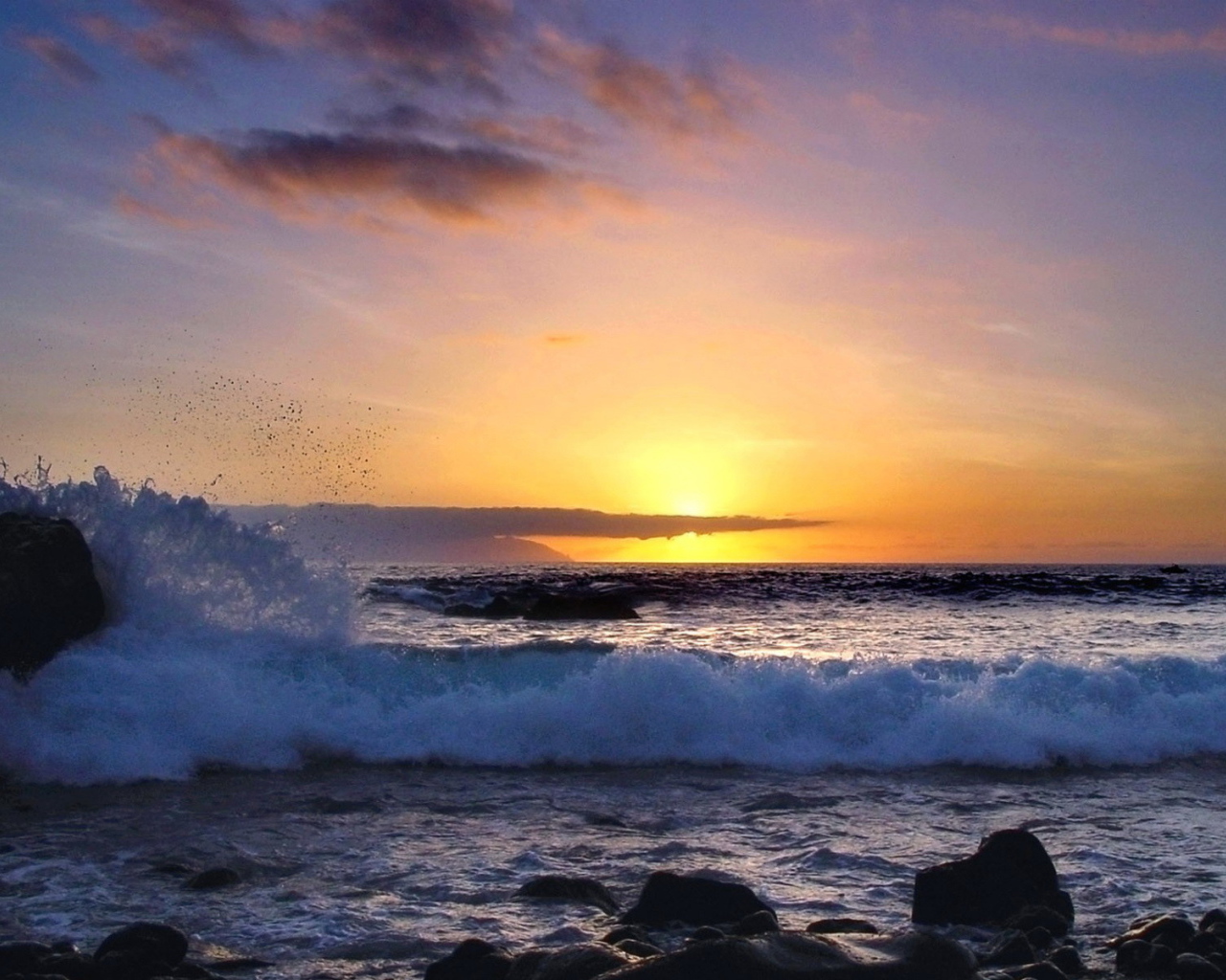 Большие волны на закате