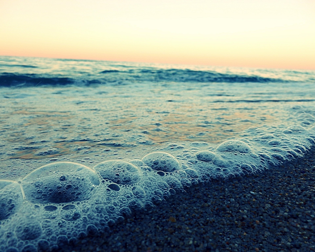 Пузыри на пене морского прибоя