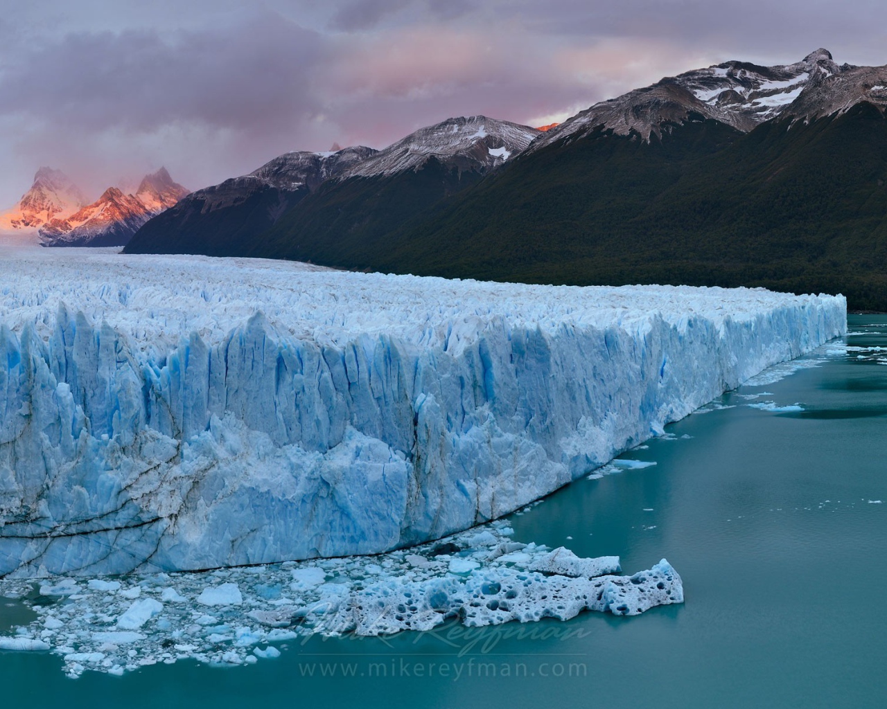 Голубой ледник переходит в море