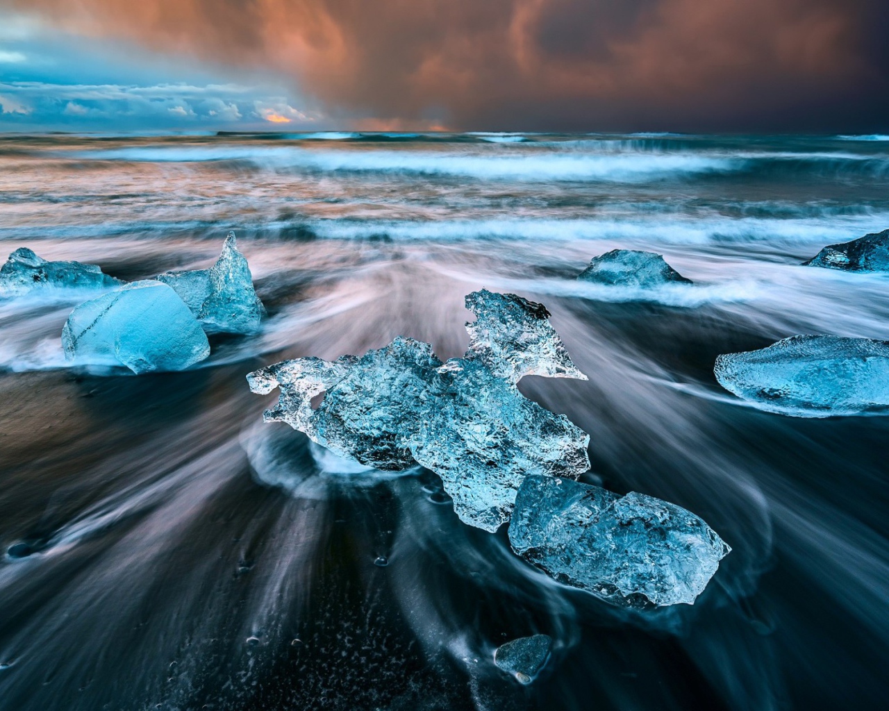 Голубой лед на берегу моря