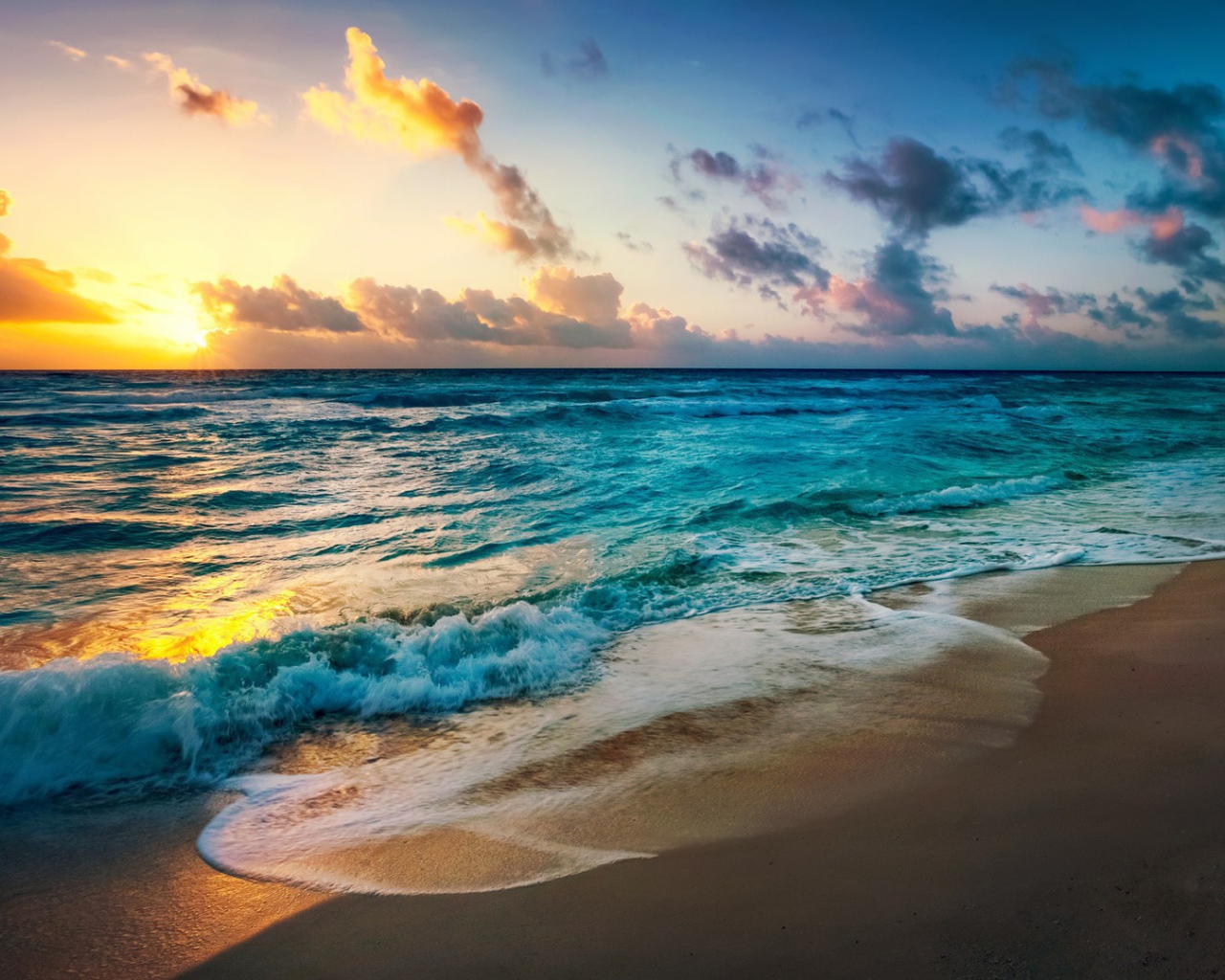 Голубая вода прибоя перед закатом