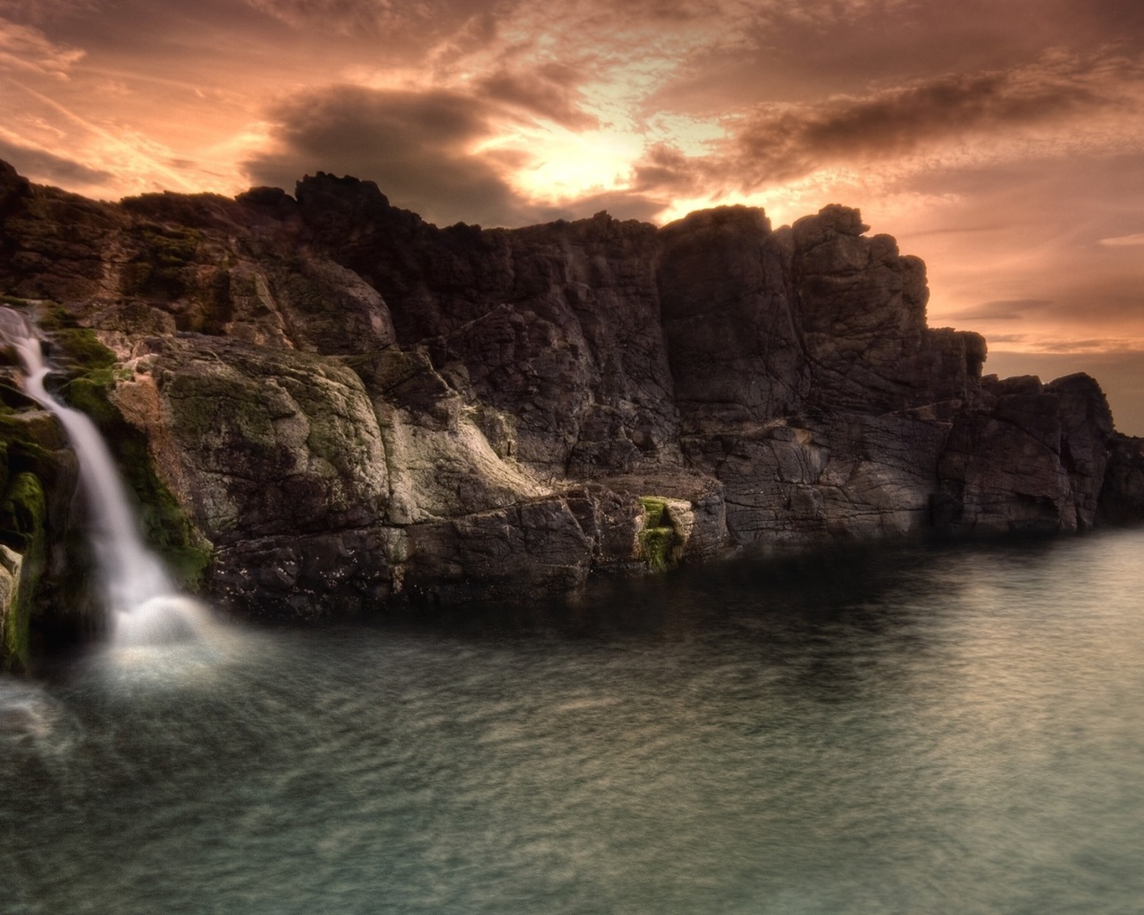 Скалы над свинцовой водой моря