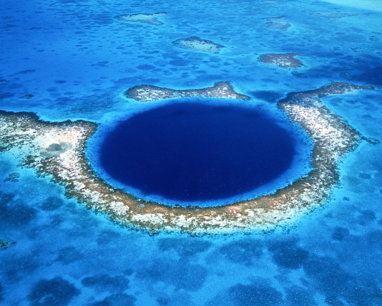 Кораловый атолл в море