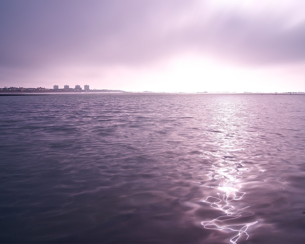 Темно сиреневая морская вода