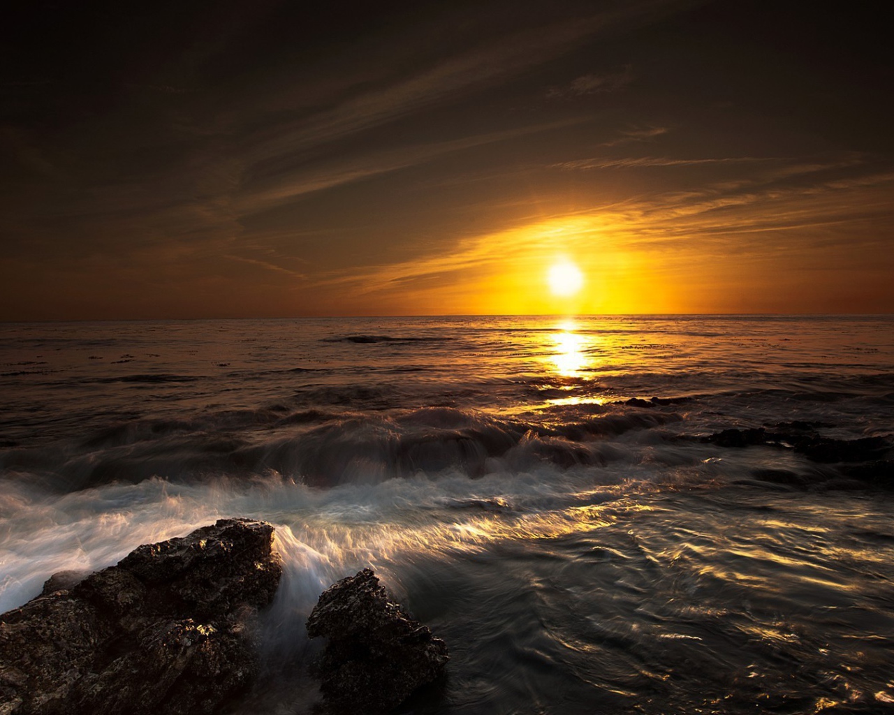 Темная вода бурного моря на закате