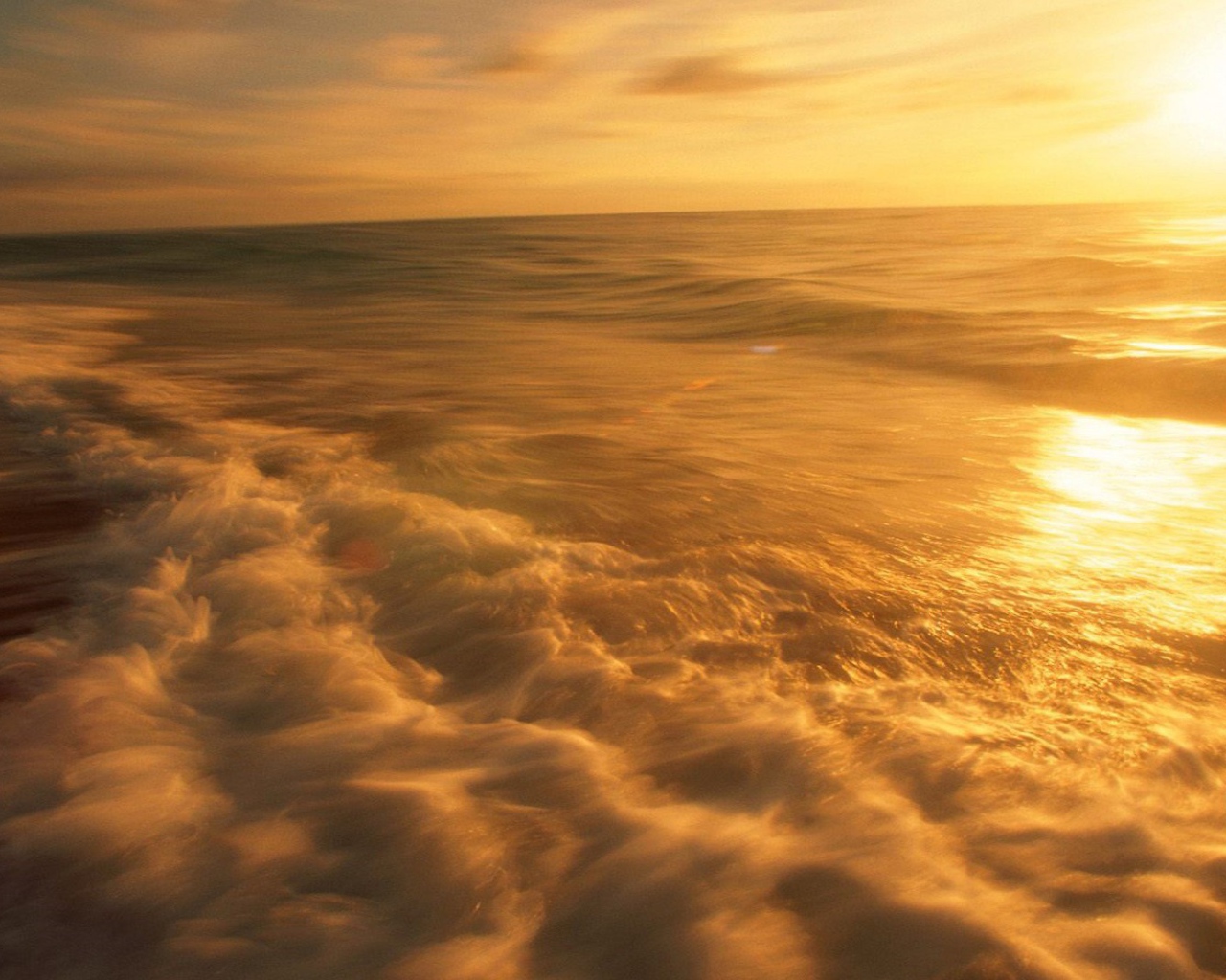 Пенистые волны прибоя