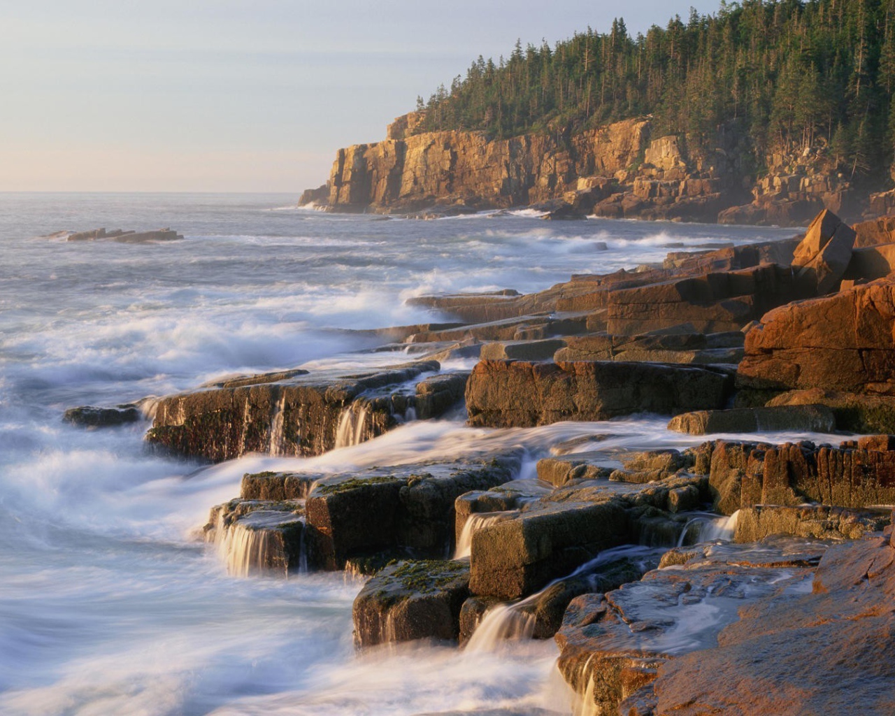 Пенистый прибой у прибрежных скал