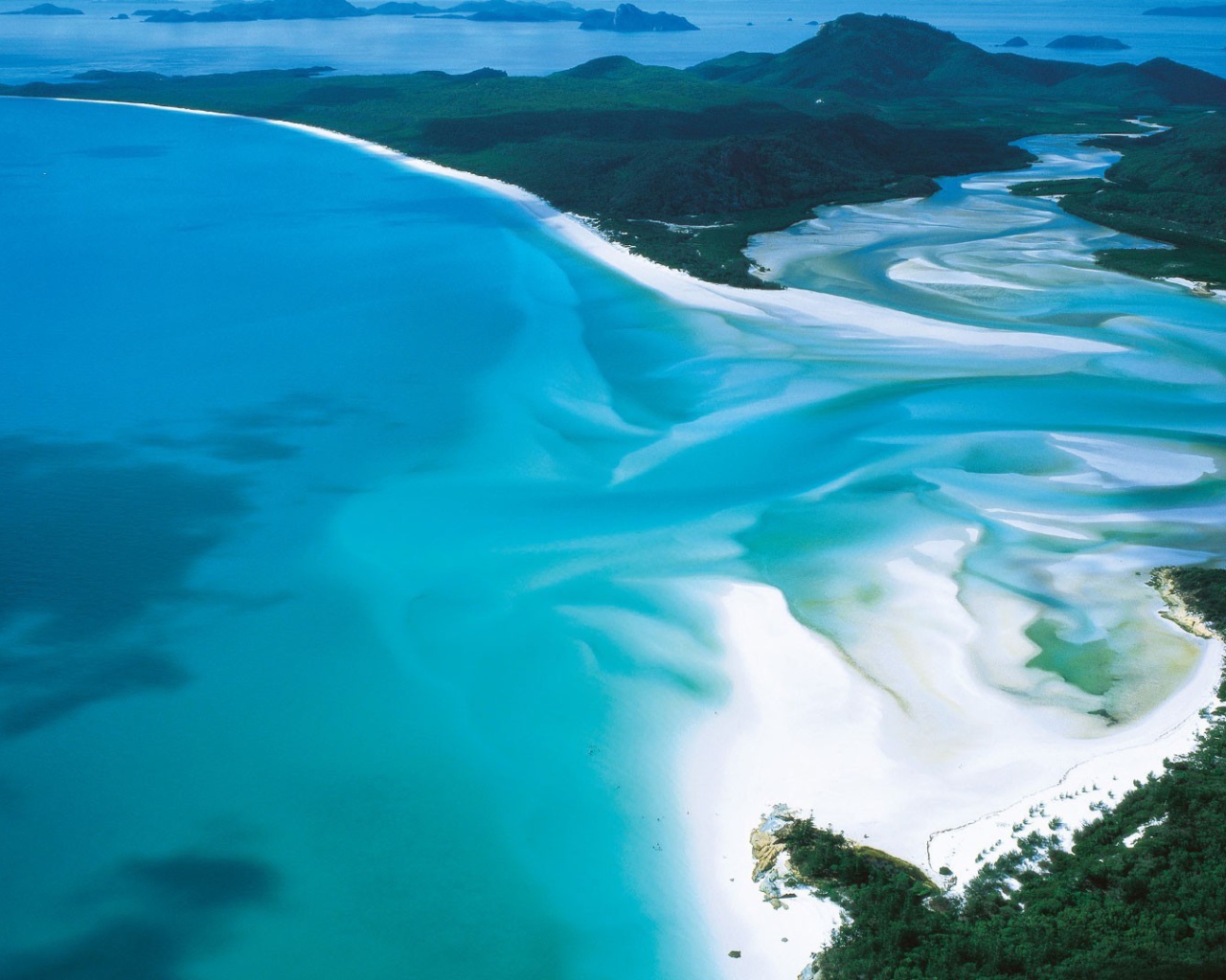 Нежно голубая вода в заливе океана