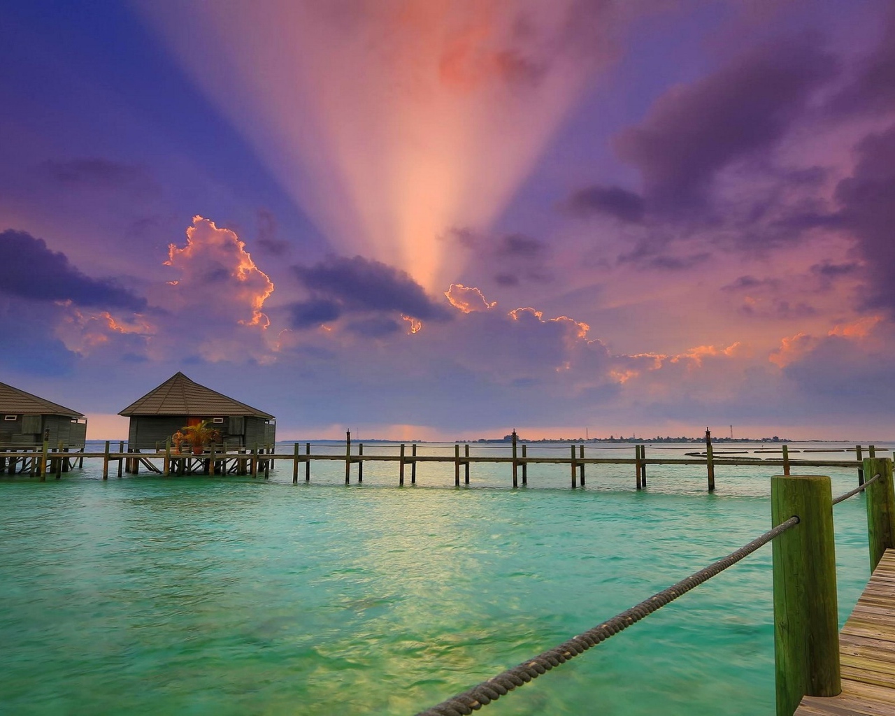 Зеленое море в тропиках на закате