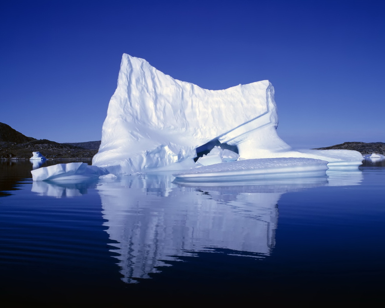 Высокий белый айсберг