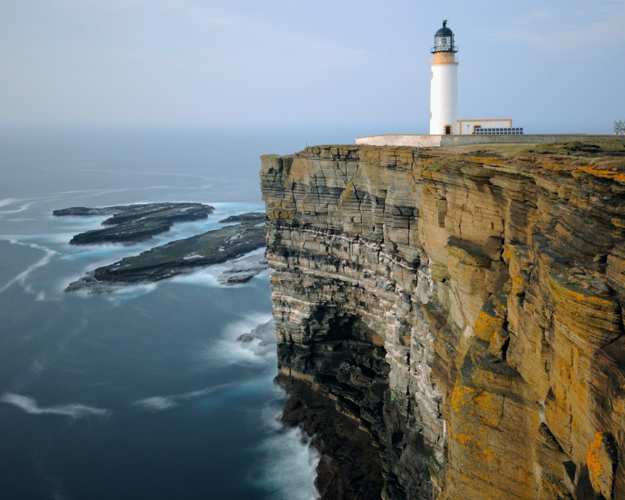 Маяк на отвесном берегу над морем