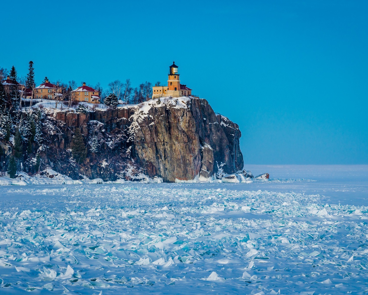 Маяк над замерзшим морем