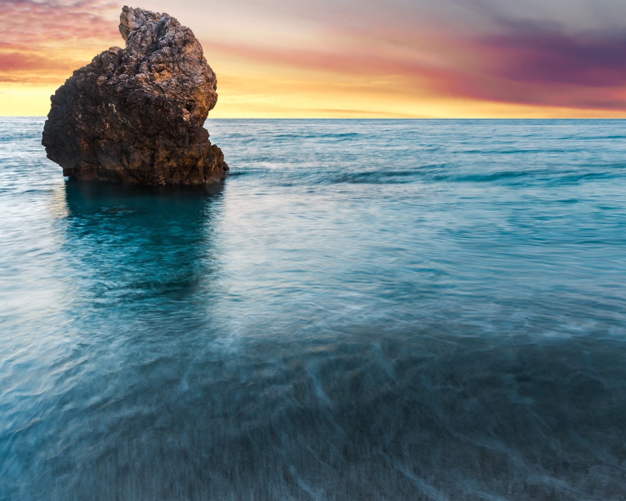 Одинокая скала в море