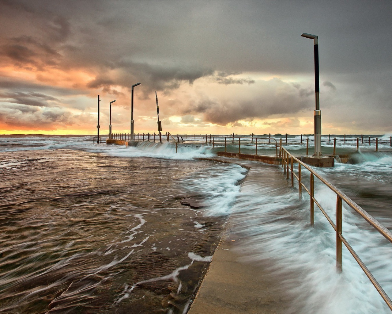 Морской причал во время шторма