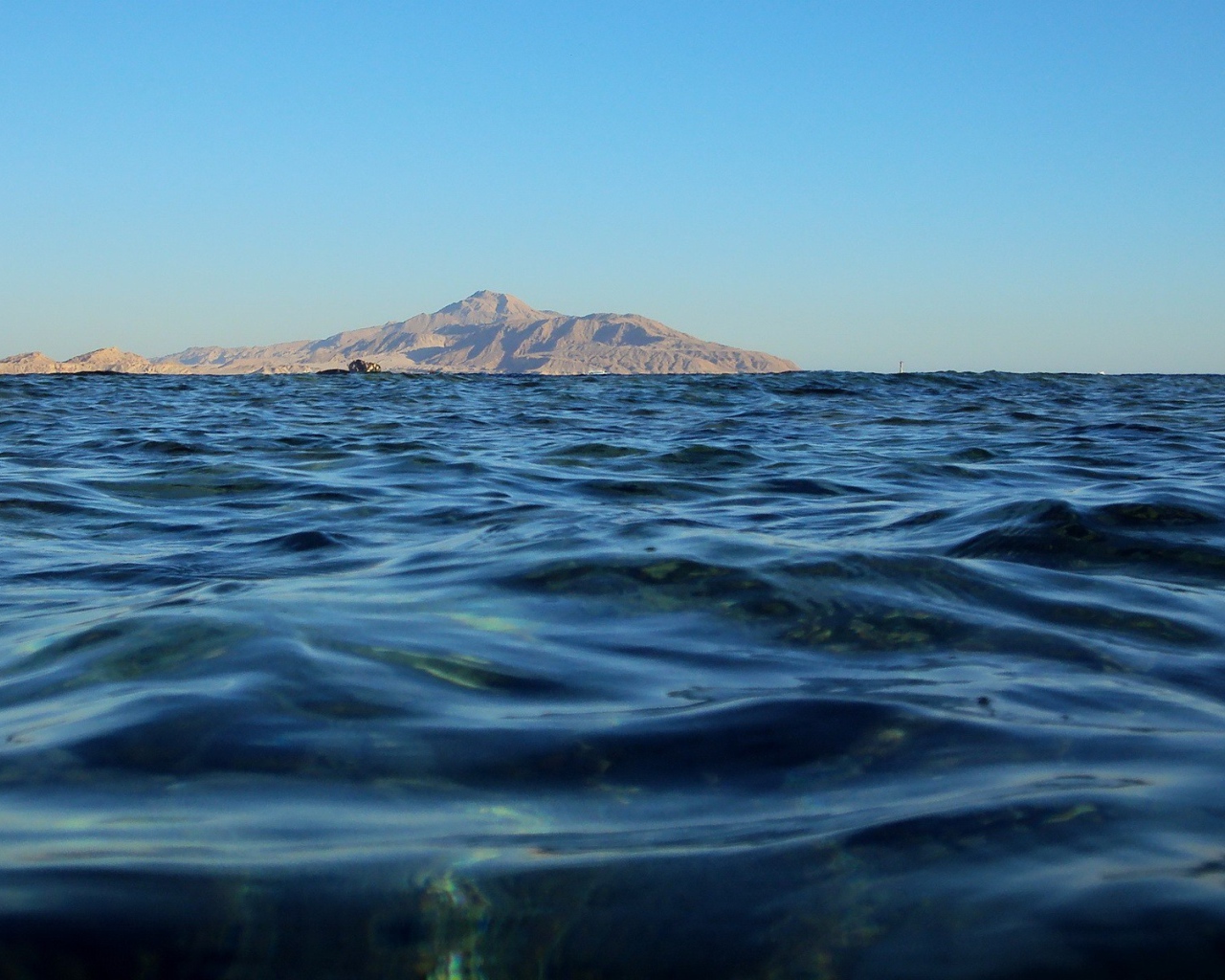 На горизонте земля