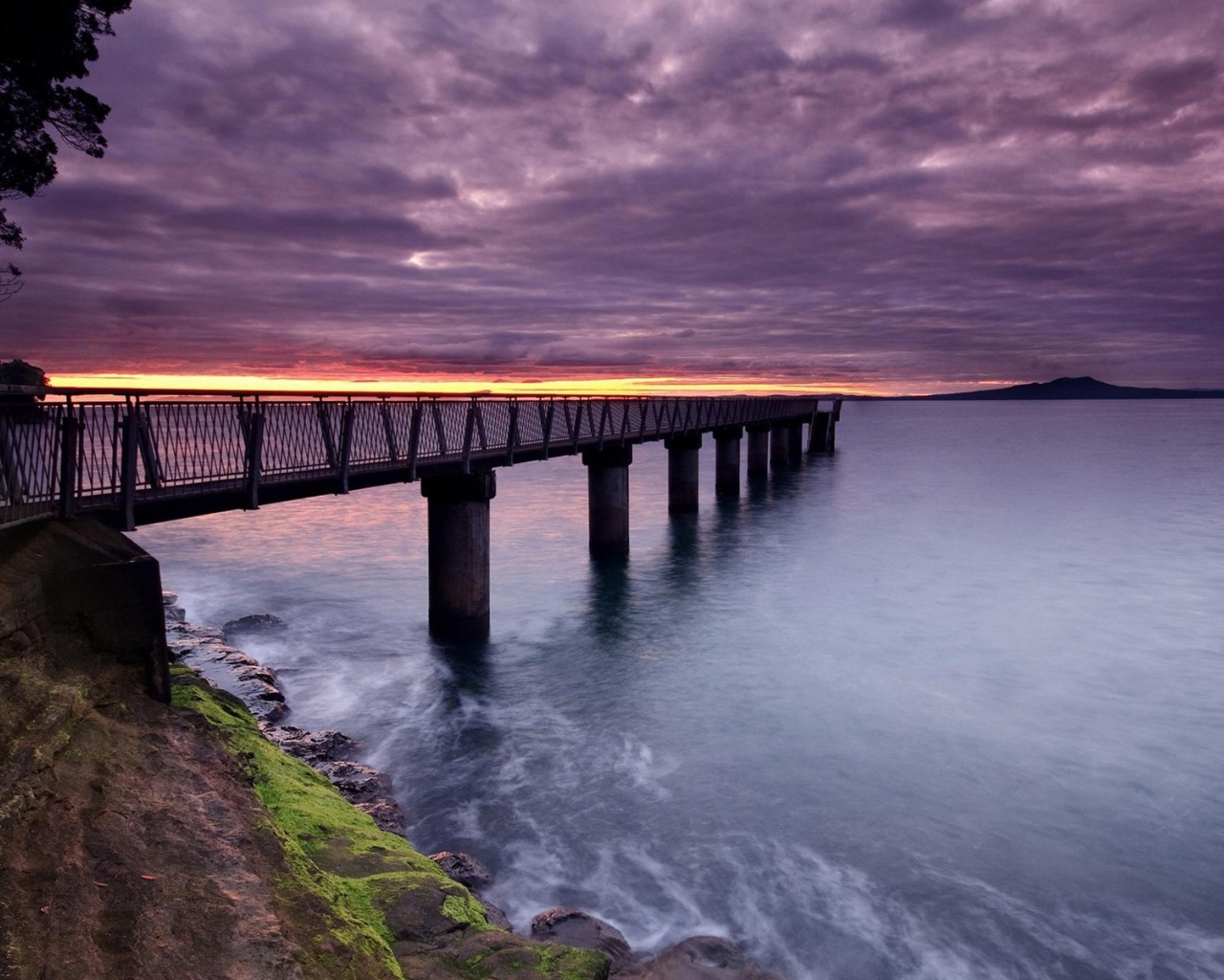 Пирс в заливе на бетонных сваях