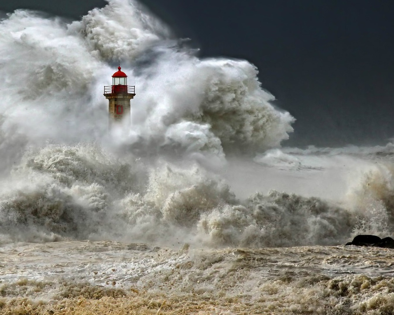 Мощная волна окатила маяк