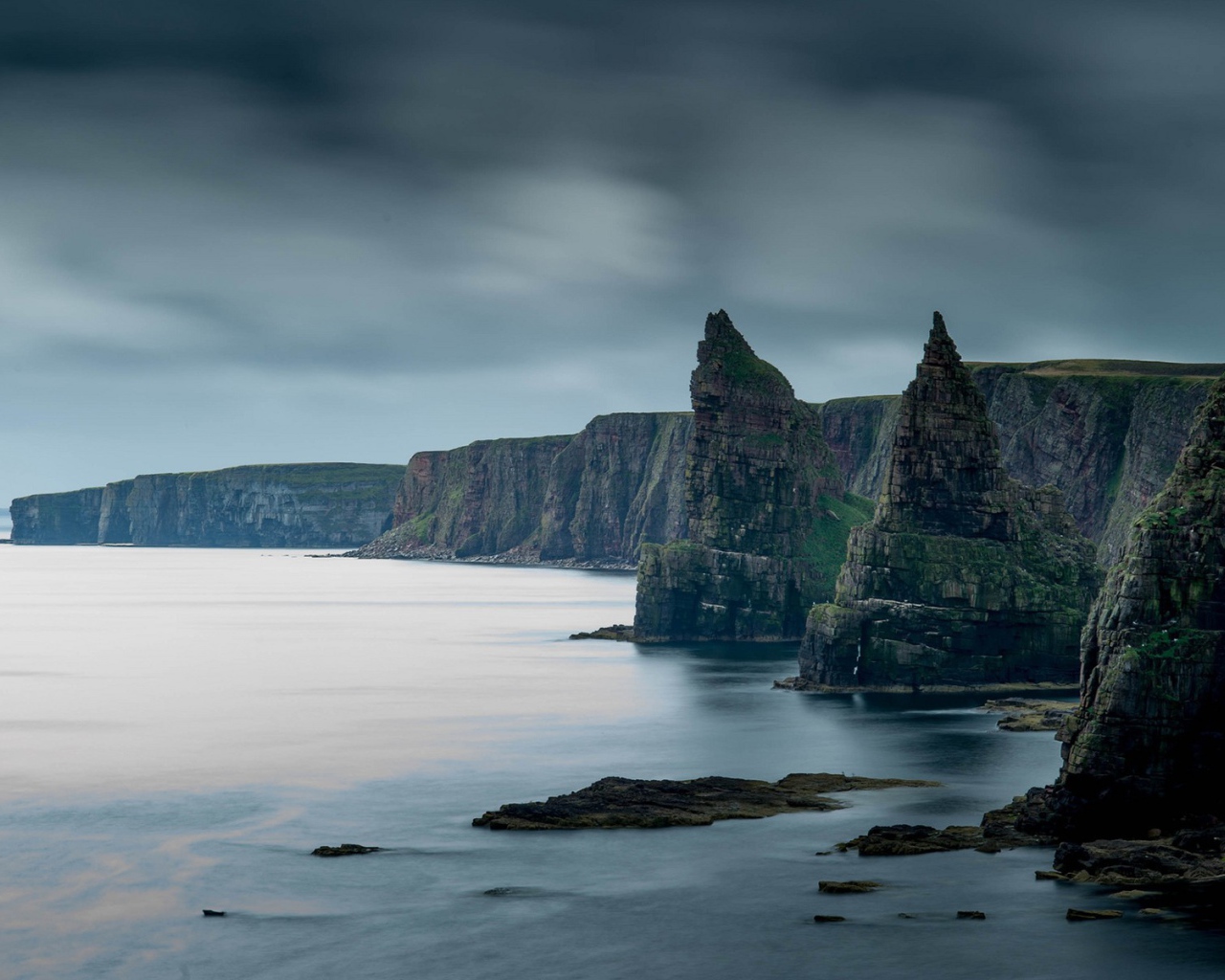 Скальные образования у обрывистого берега