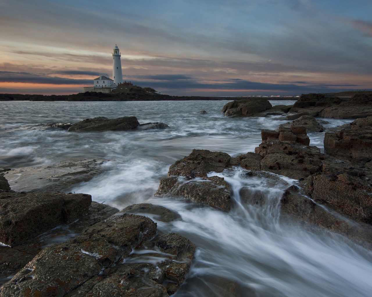 Неспокойное море на фоне маяка