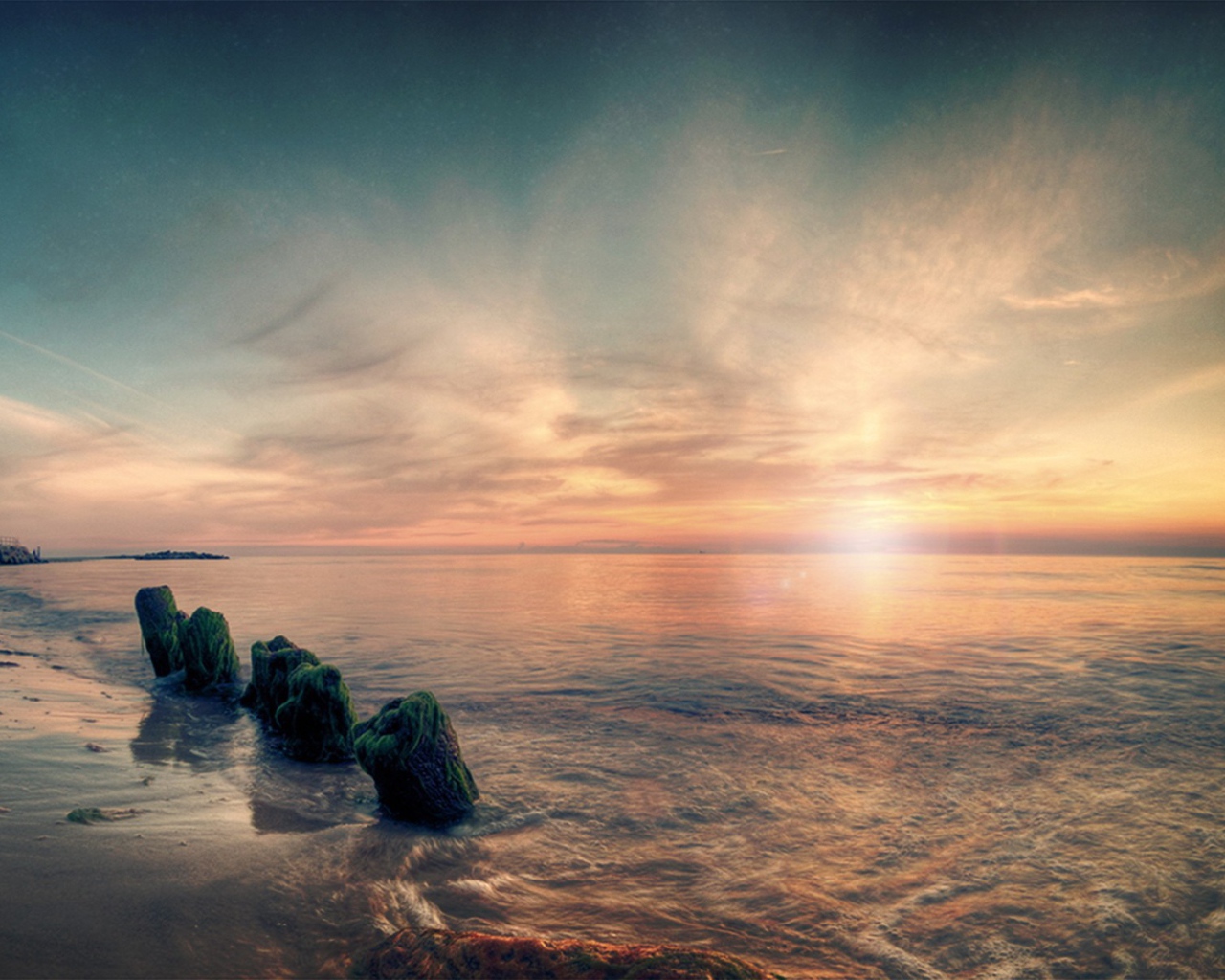 Несколько валунов на берегу моря