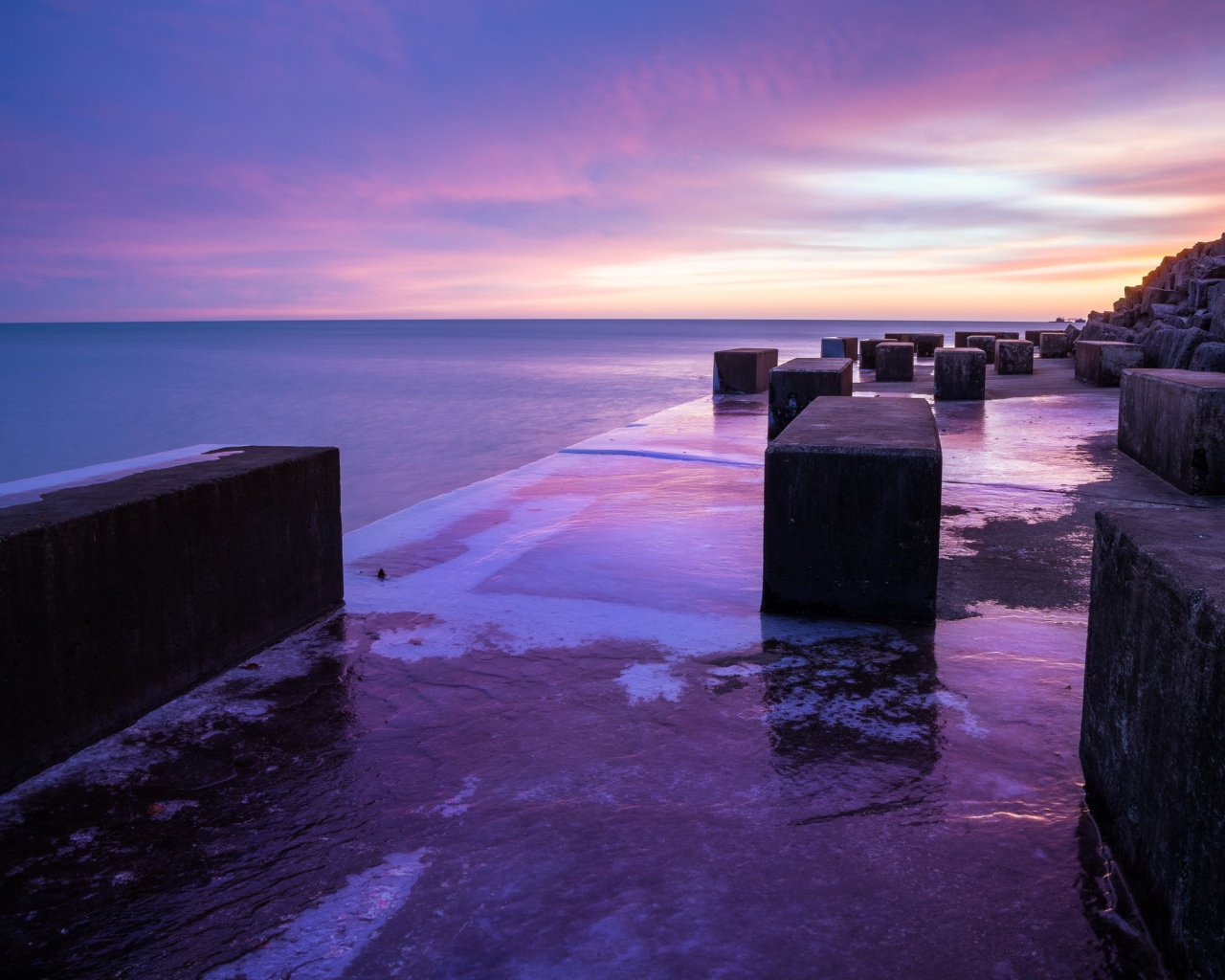 Каменные блоки на набережной