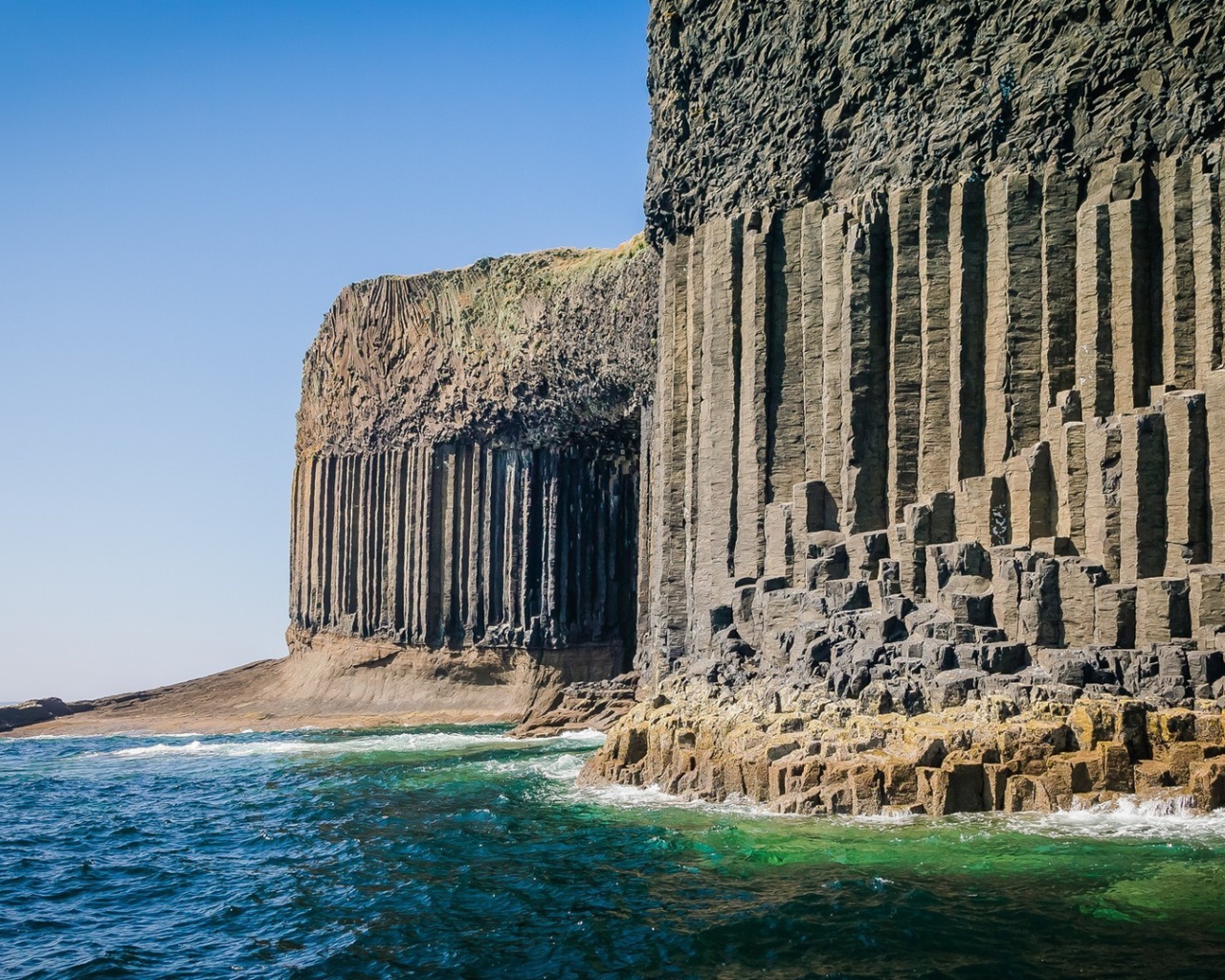 Каменная стена из скал на берегу моря