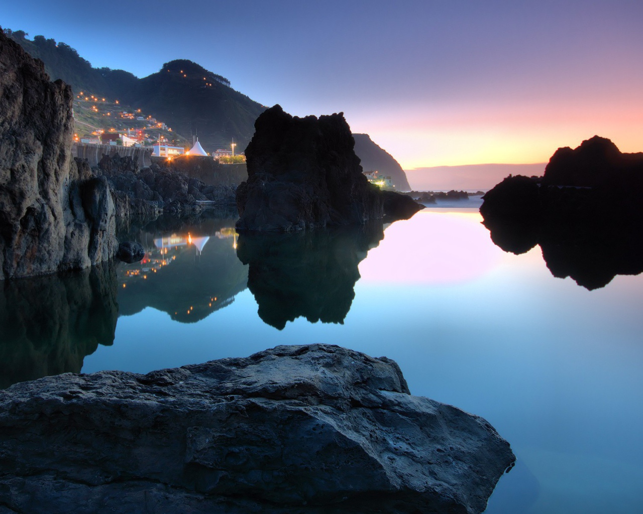 Камни и скалы у берега моря