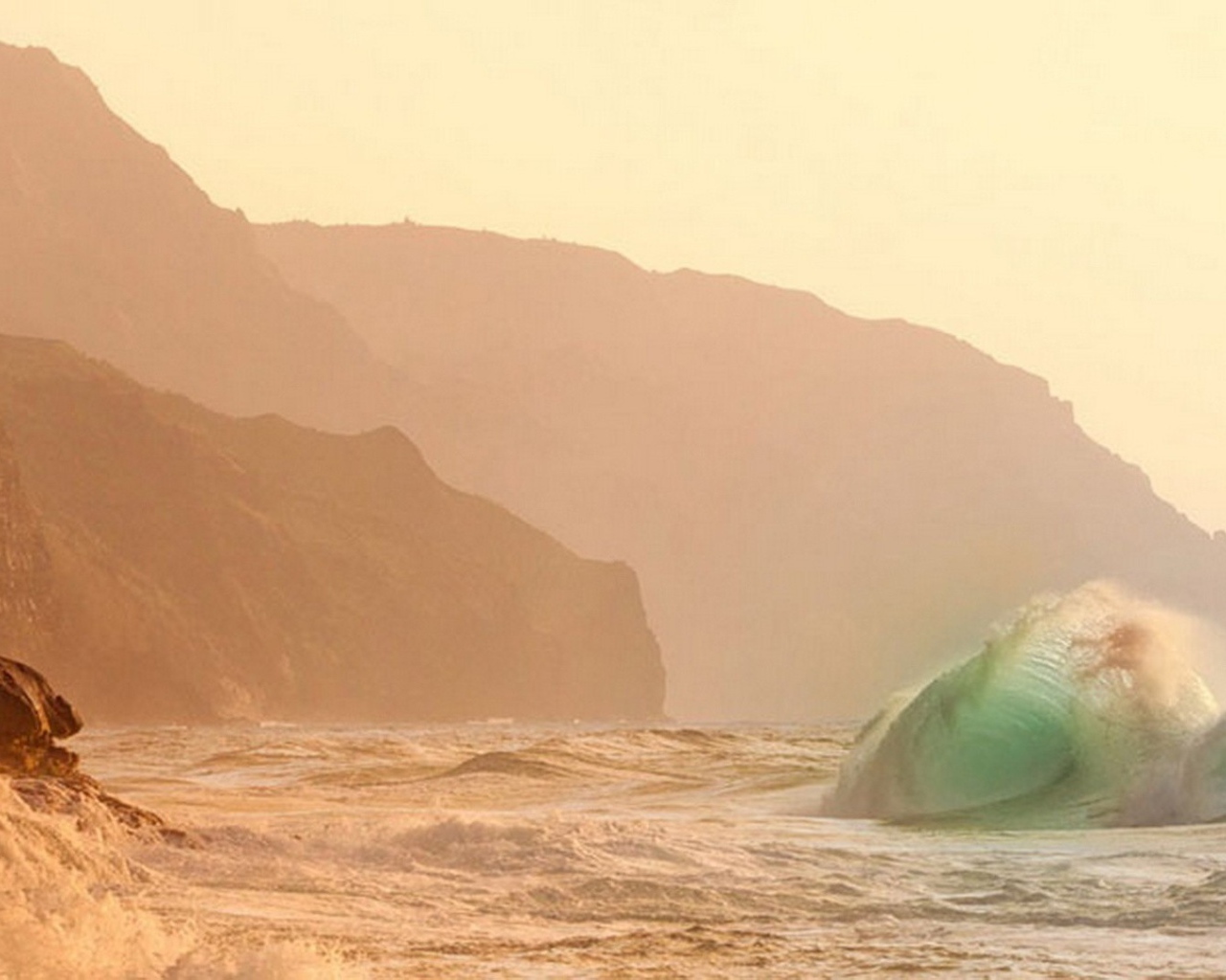 Волны прибоя у скал затерянного острова