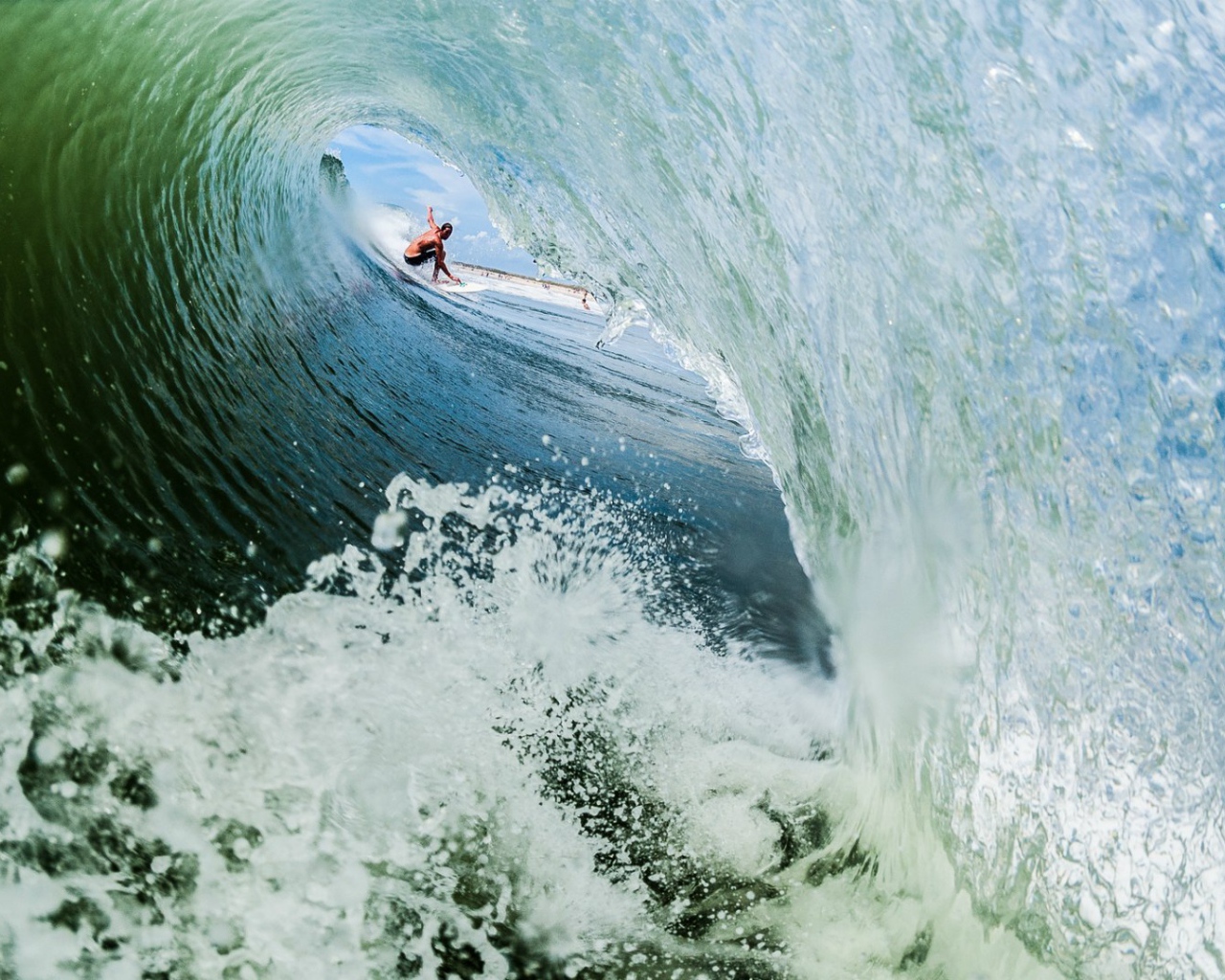Серфер внутри пенистой волны