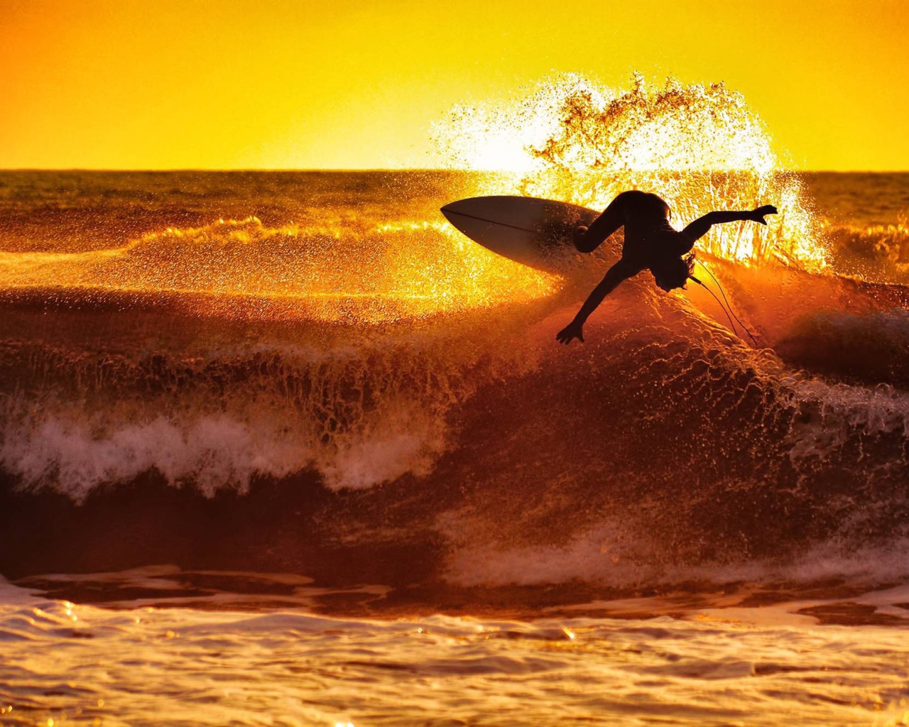 Серфер в брызгах волн