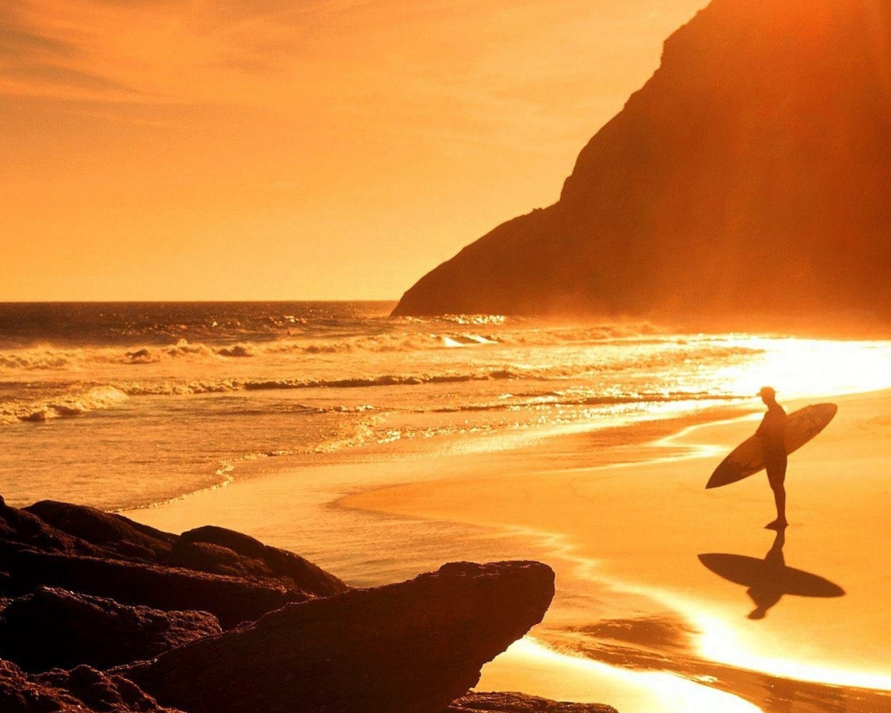 Серфинг под ярким летним солнцем