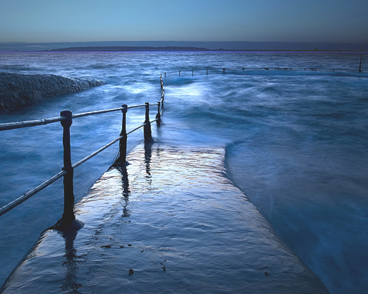 Тропинка ведет в море