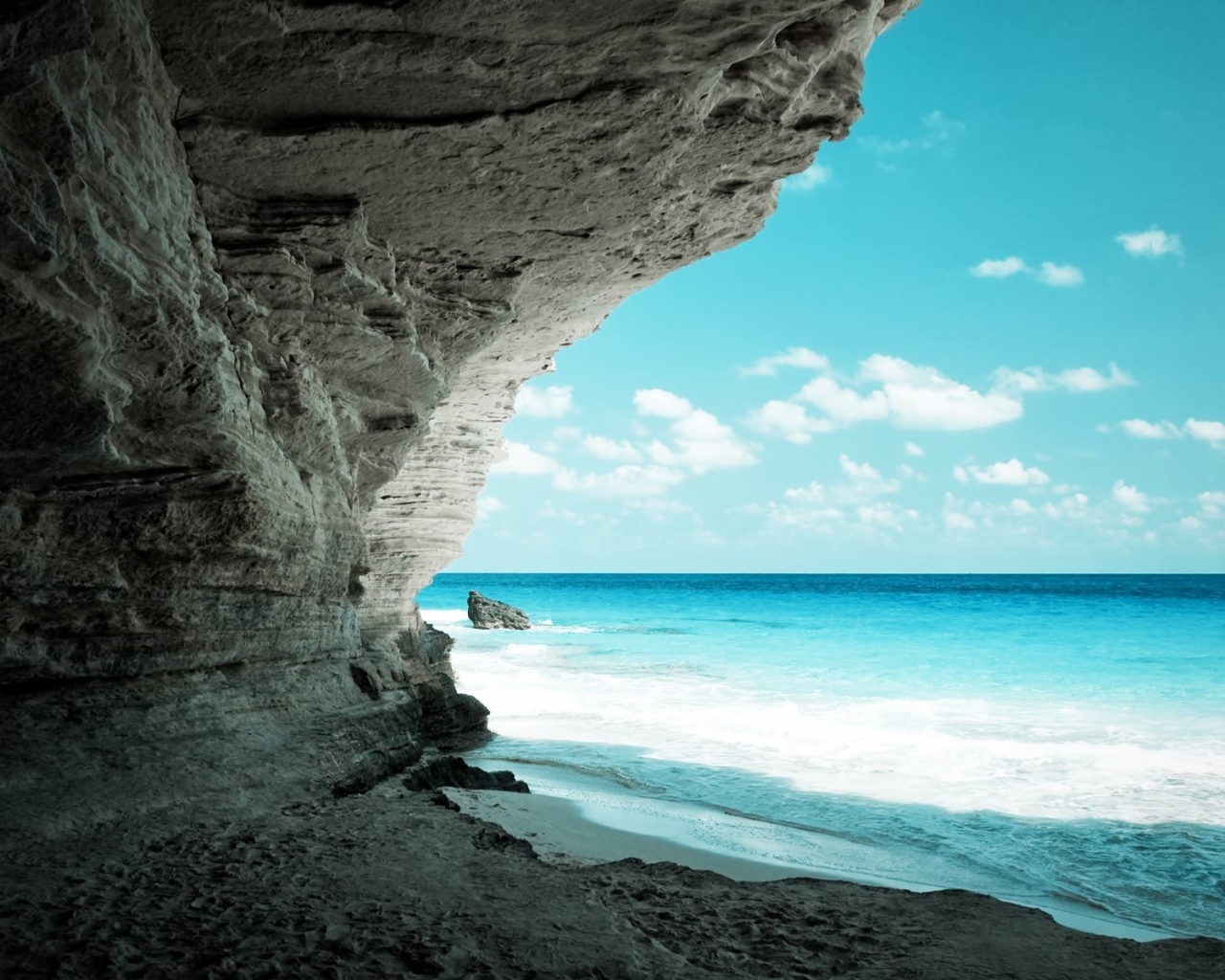 Тень от белой скалы у голубого моря