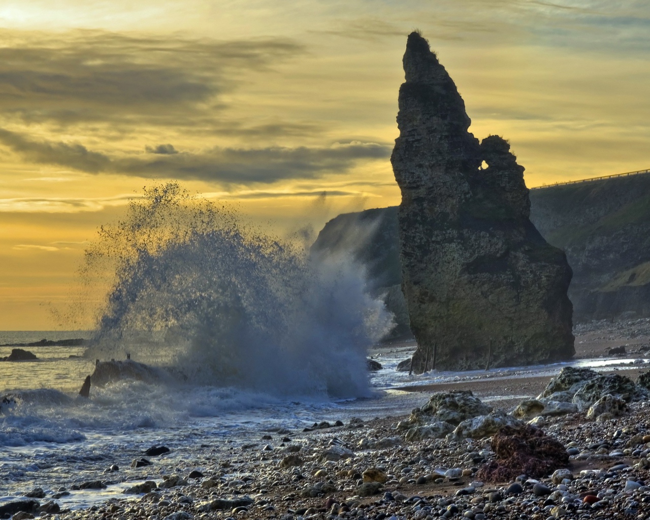 Волна у прибрежной скалы