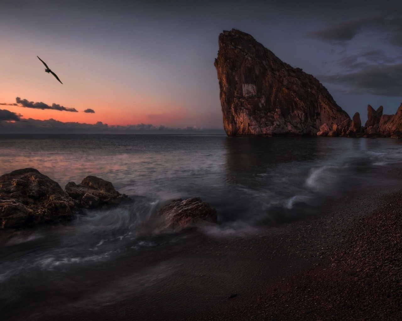 Треугольная скала на берегу моря