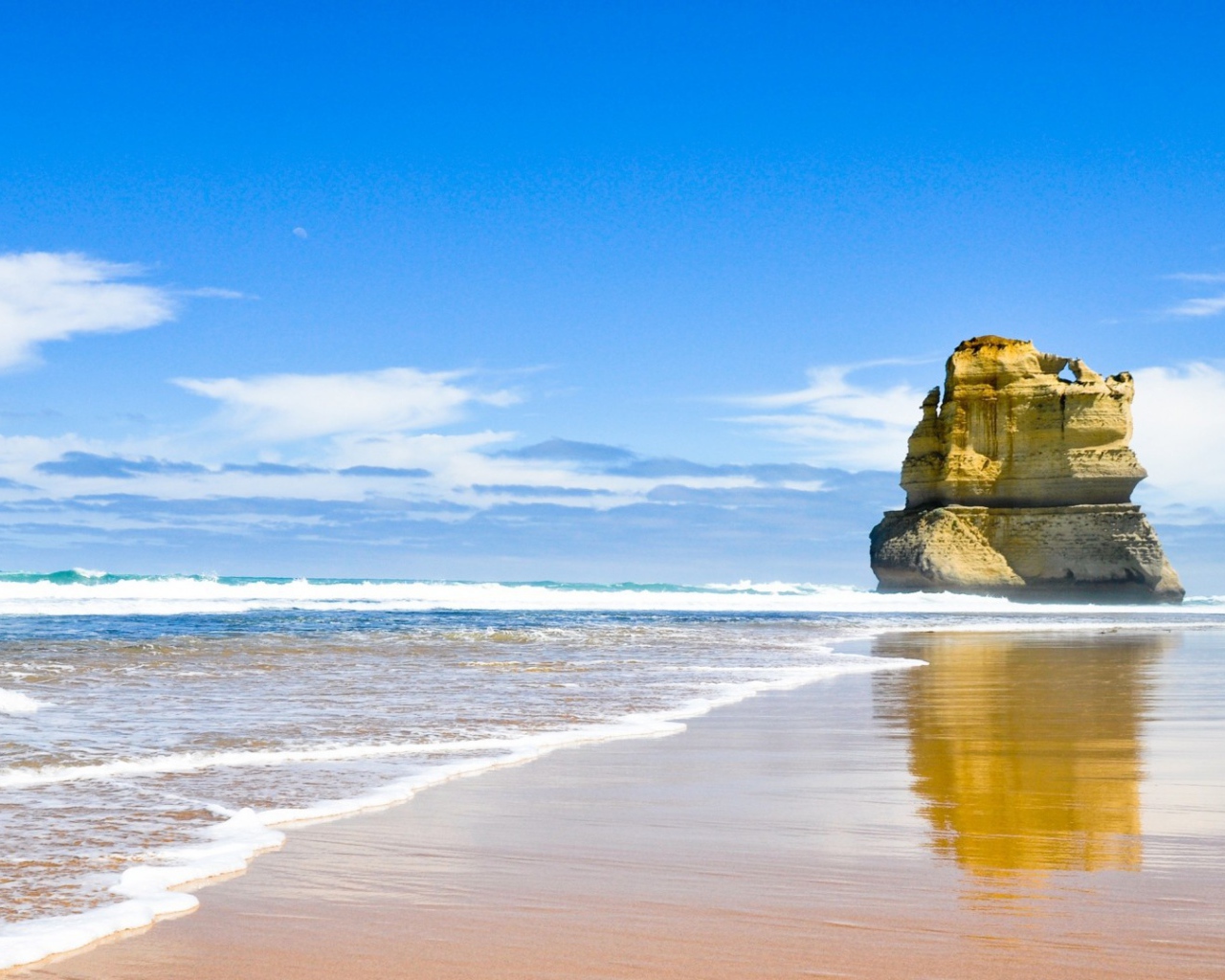Обточенная ветрами скала на берегу моря